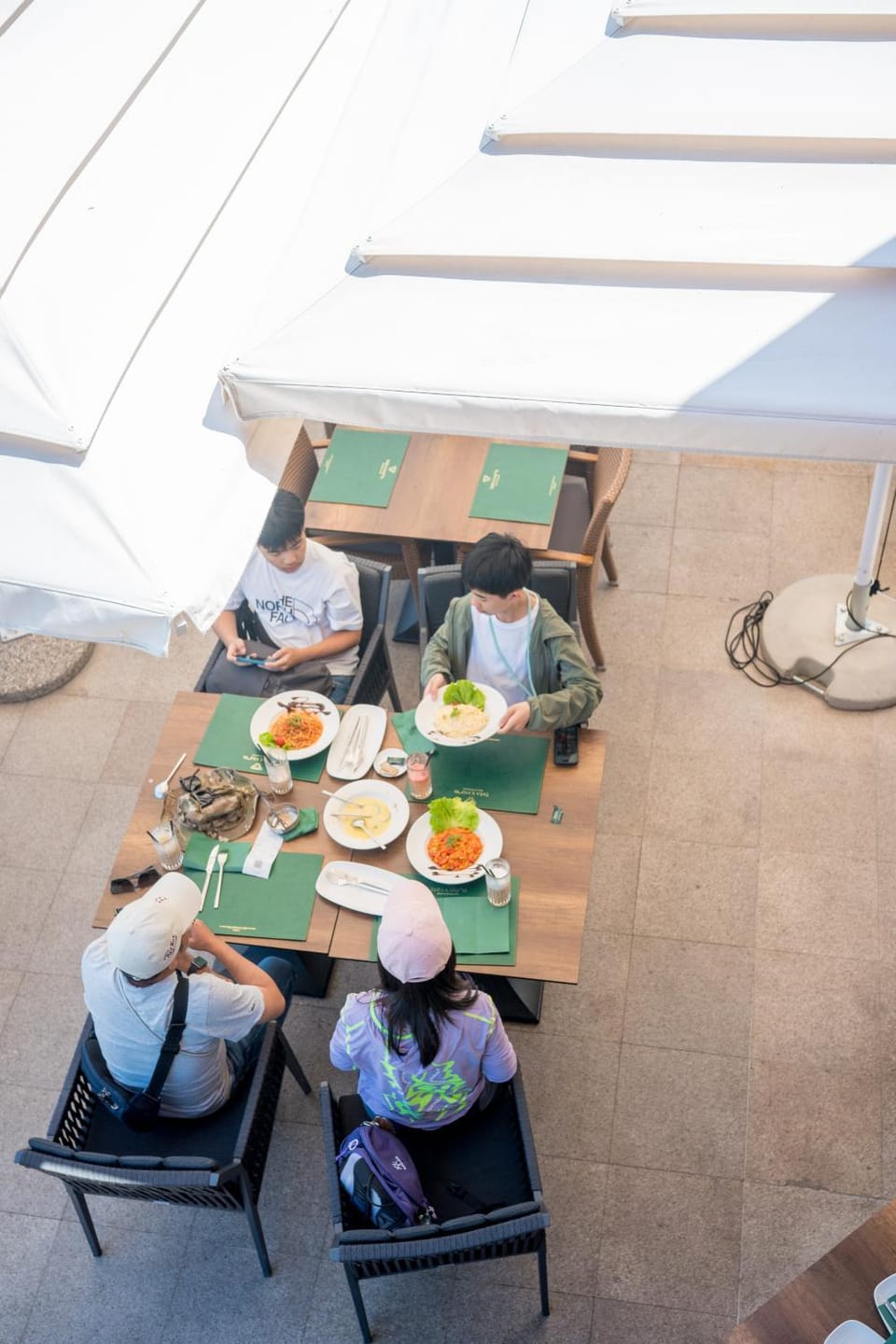People, Food and drinks, Banquet/Function facilities, Seating area, Food, Guests, Lunch