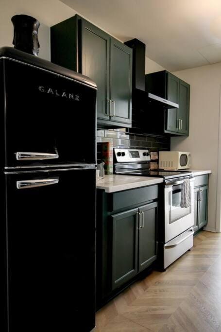 Mr. Nomad: Parisian PopHaus in Uptown Apartment in Dallas