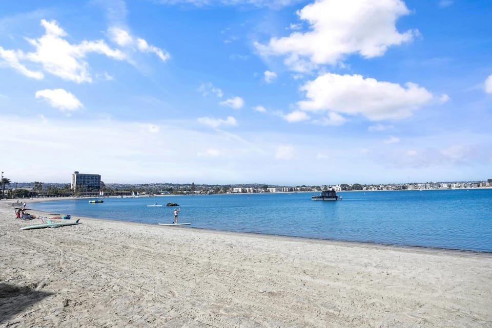 Mission Bay Condo - Steps to Sand, Dining, AC, Parking & Shops! Apartment in Mission Beach