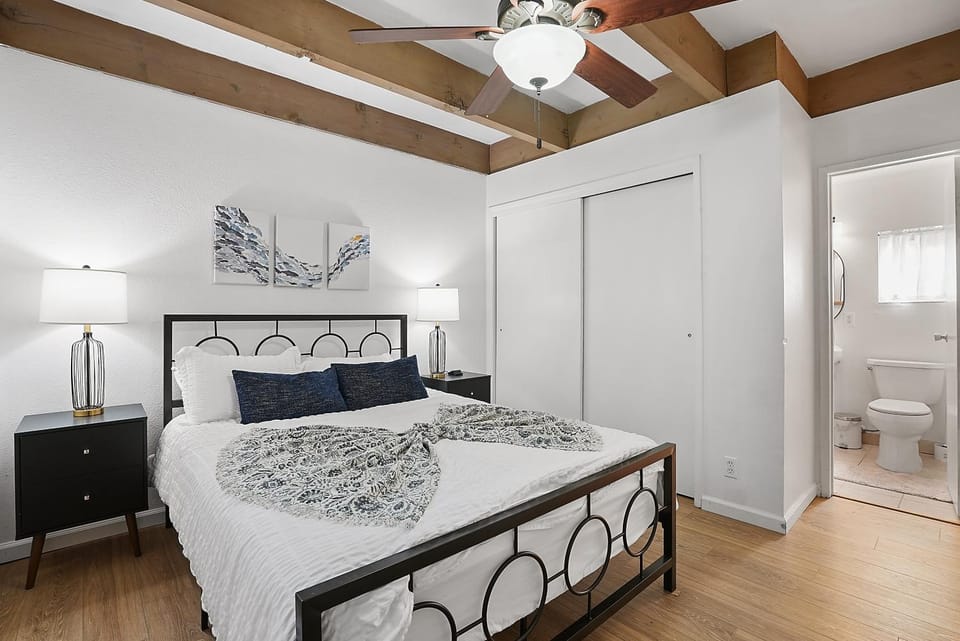 Mission Bay Condo - Steps to Sand, Dining, AC, Parking & Shops! Apartment in Mission Beach