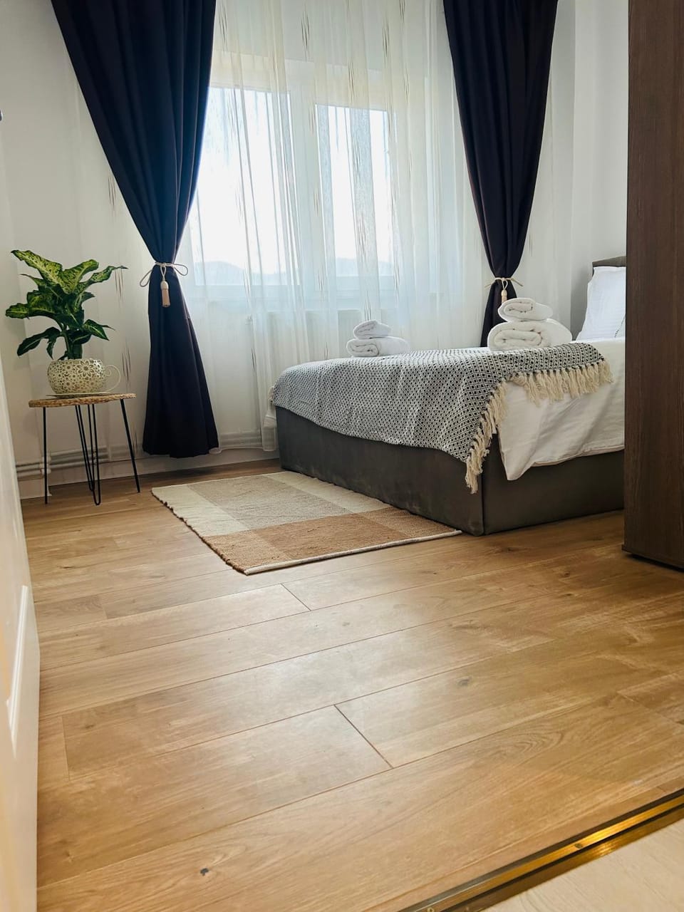 Bed, Photo of the whole room, Bedroom, towels