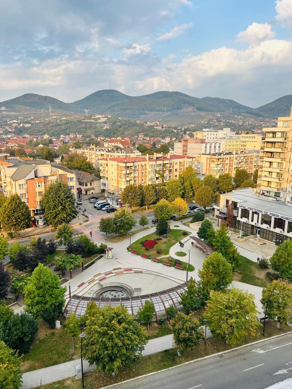 Property building, Natural landscape, Bird's eye view, City view, Mountain view, Street view, Location