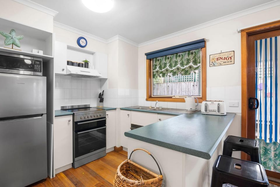 Price on the Beach 2c Pet-Friendly Steps to Beach House in Torquay