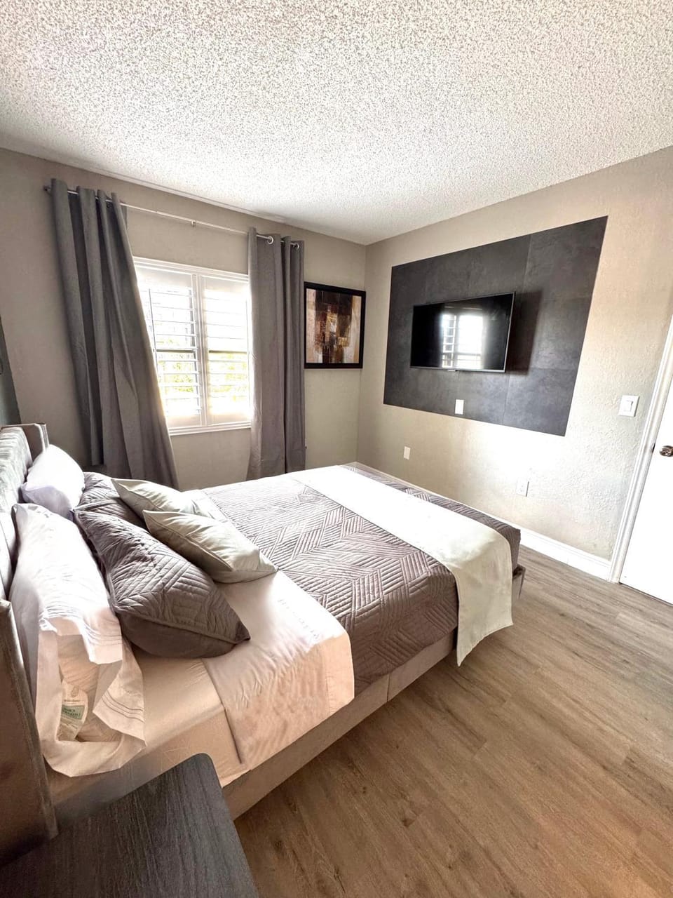Bed, TV and multimedia, Photo of the whole room, Bedroom