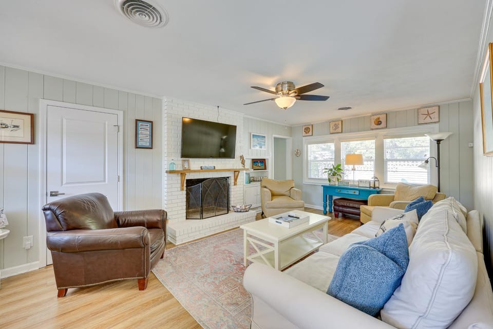 Beachy Wilmington Home: 6 Mi to Riverwalk + Dtwn! House in Wilmington