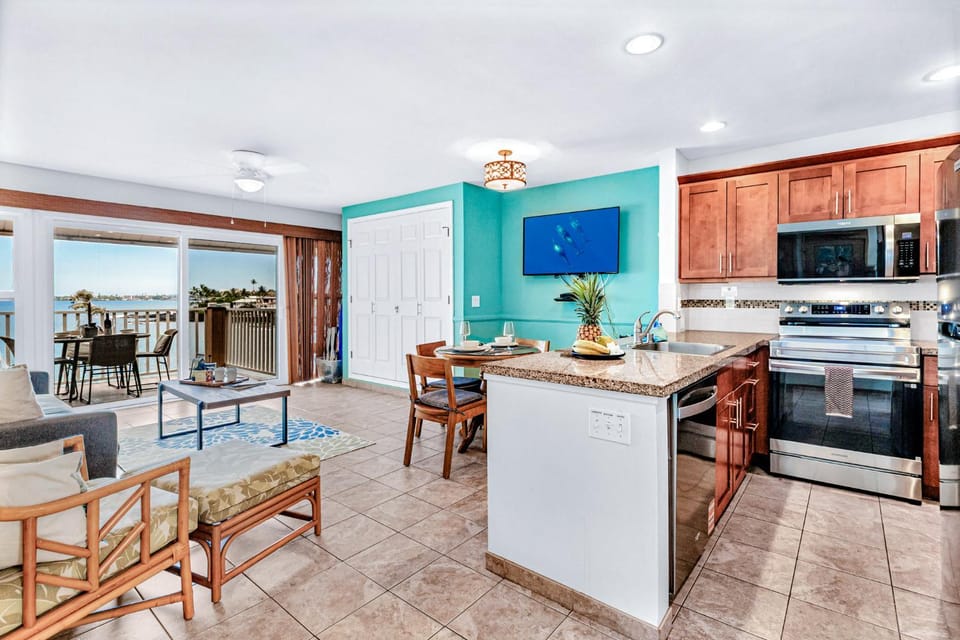 Kitchen or kitchenette, Living room, Seating area, Dining area, dishwasher, oven, stove