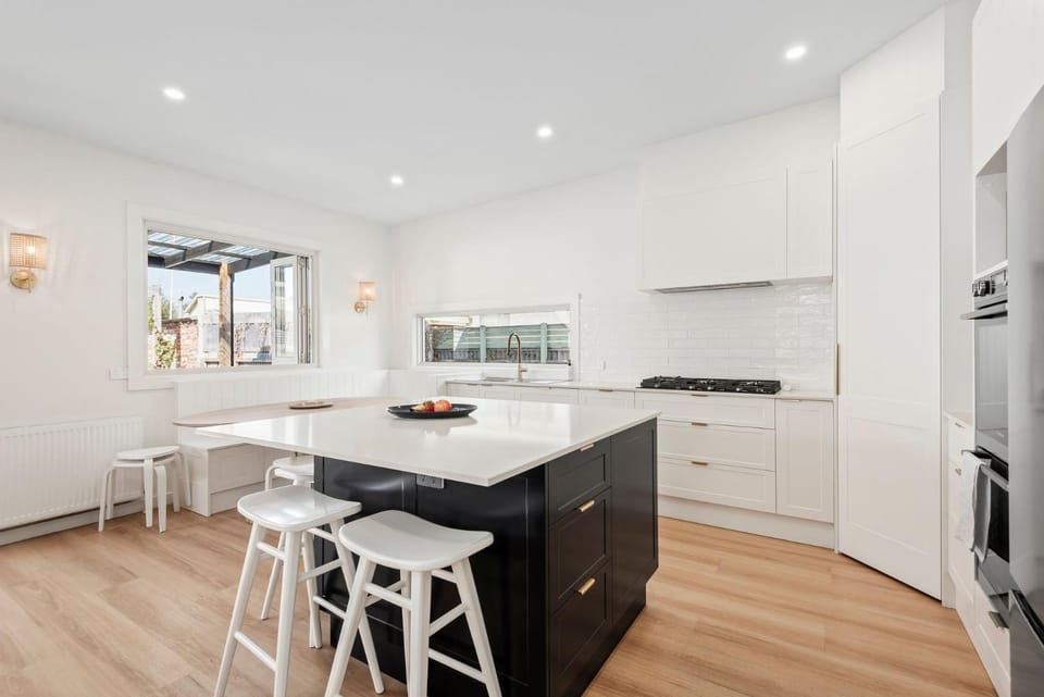 Kitchen or kitchenette, Dining area, dishwasher, minibar, pet friendly, stove