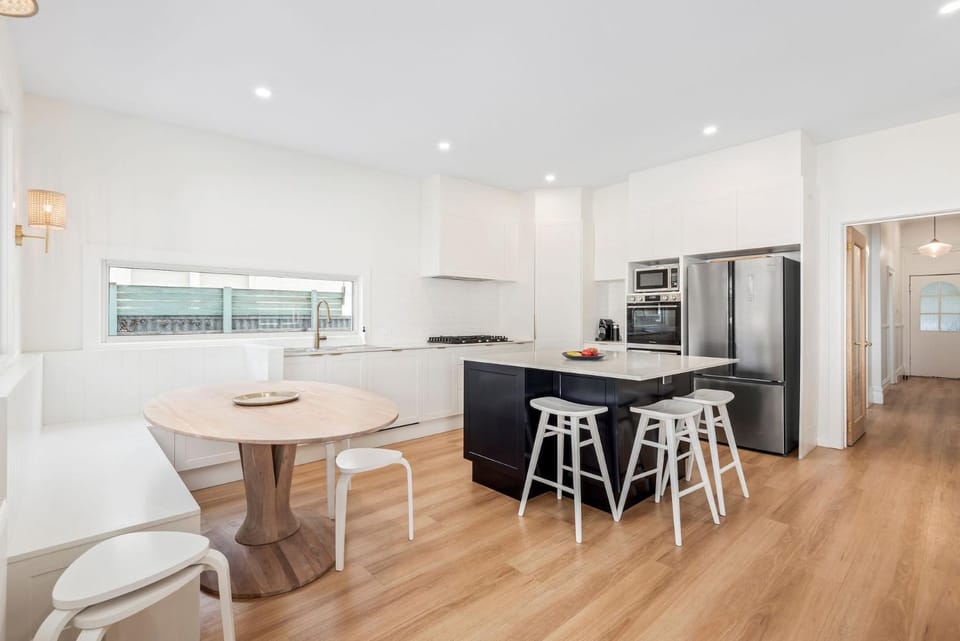 Kitchen or kitchenette, Dining area, dishwasher, minibar, pet friendly, stove