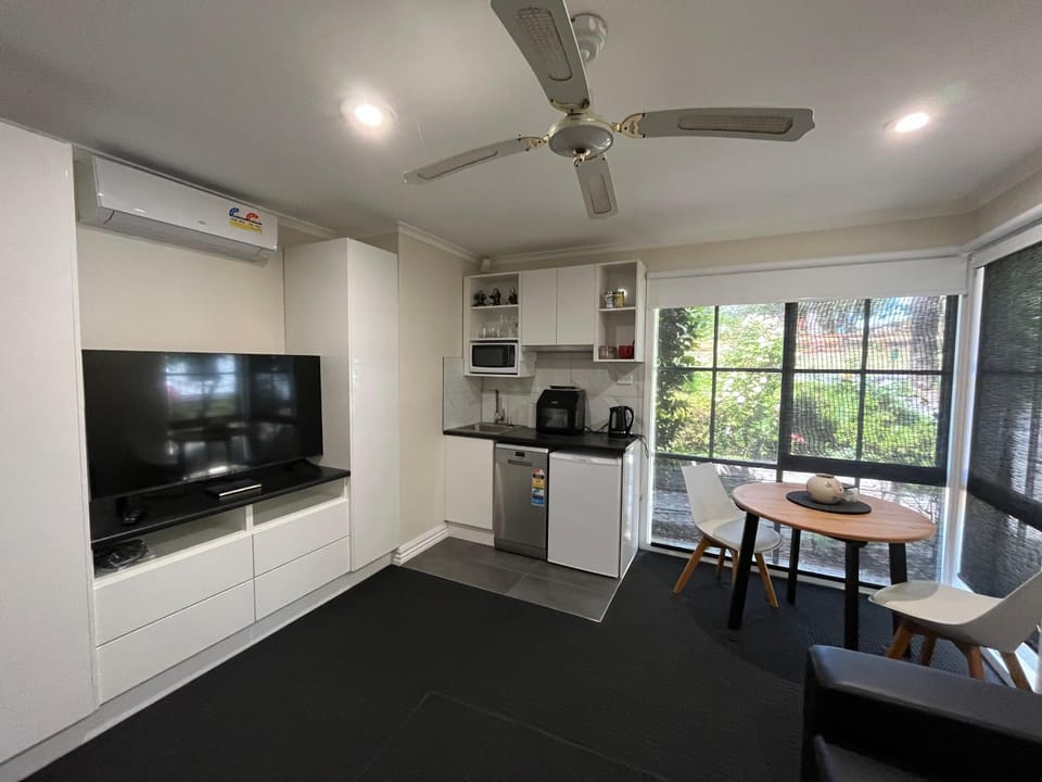 Coffee/tea facilities, Seating area, air conditioner