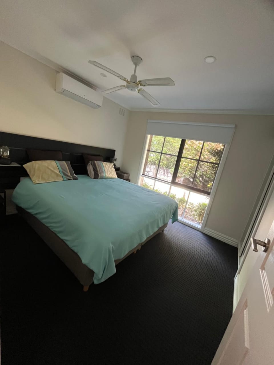 Bed, Photo of the whole room, fireplace, wardrobe, air conditioner