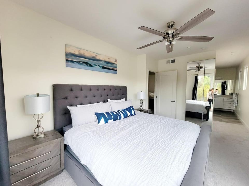 Photo of the whole room, Bedroom, wardrobe