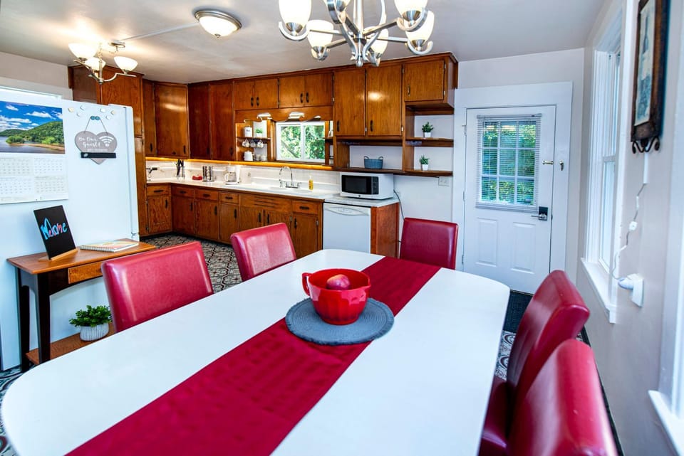 Vintage downtown flat near Holy Hill, Golf &Ski Apartment in Wisconsin