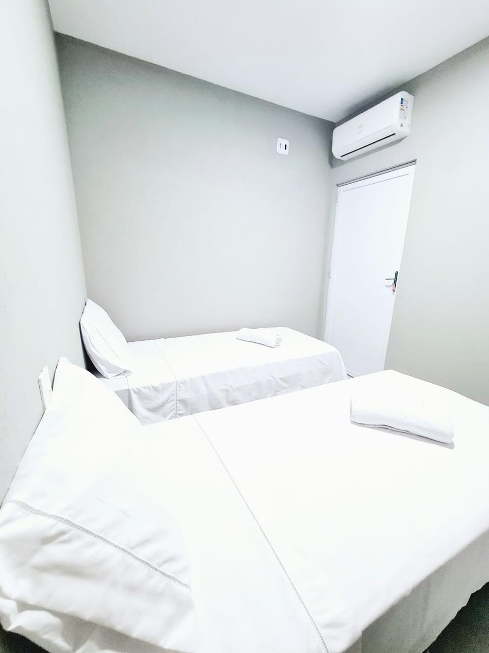 Bed, Photo of the whole room, Bedroom, air conditioner
