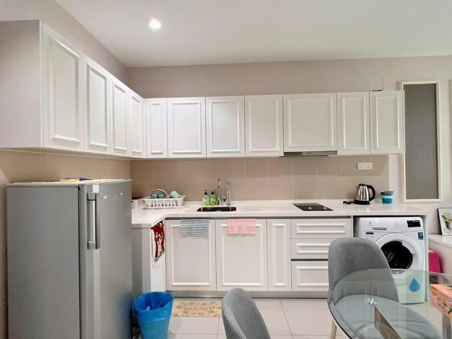 Kitchen or kitchenette, dishwasher, stove