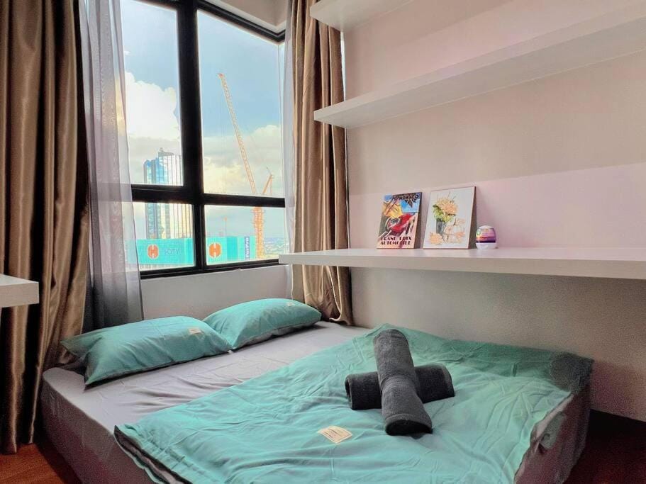 Bed, Photo of the whole room, Bedroom, towels