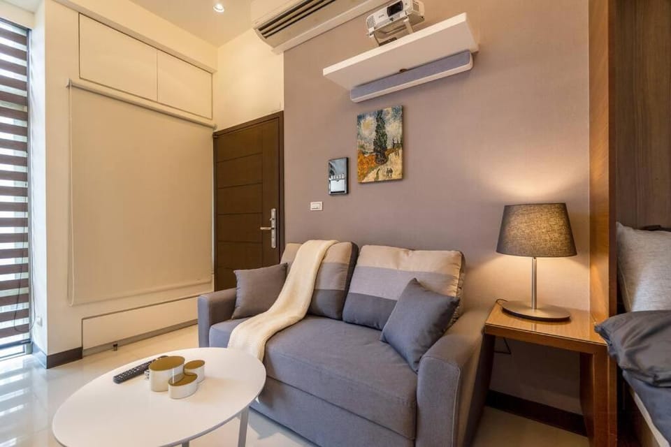 TV and multimedia, Living room, Seating area, Entertainment, air conditioner