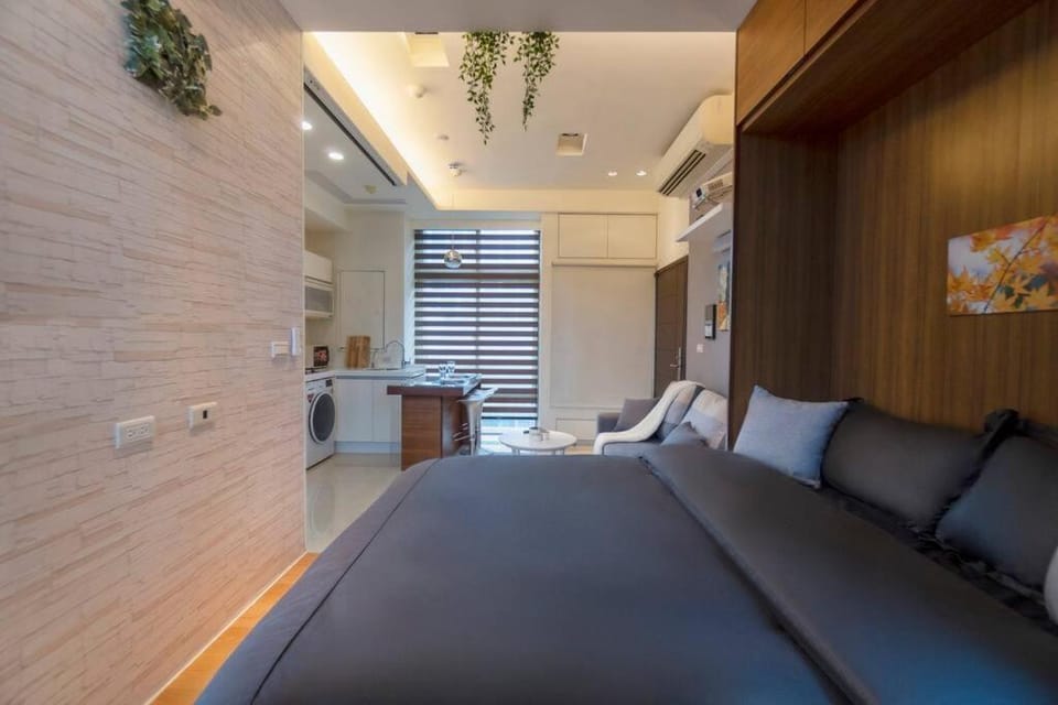 Bed, Seating area, Bedroom