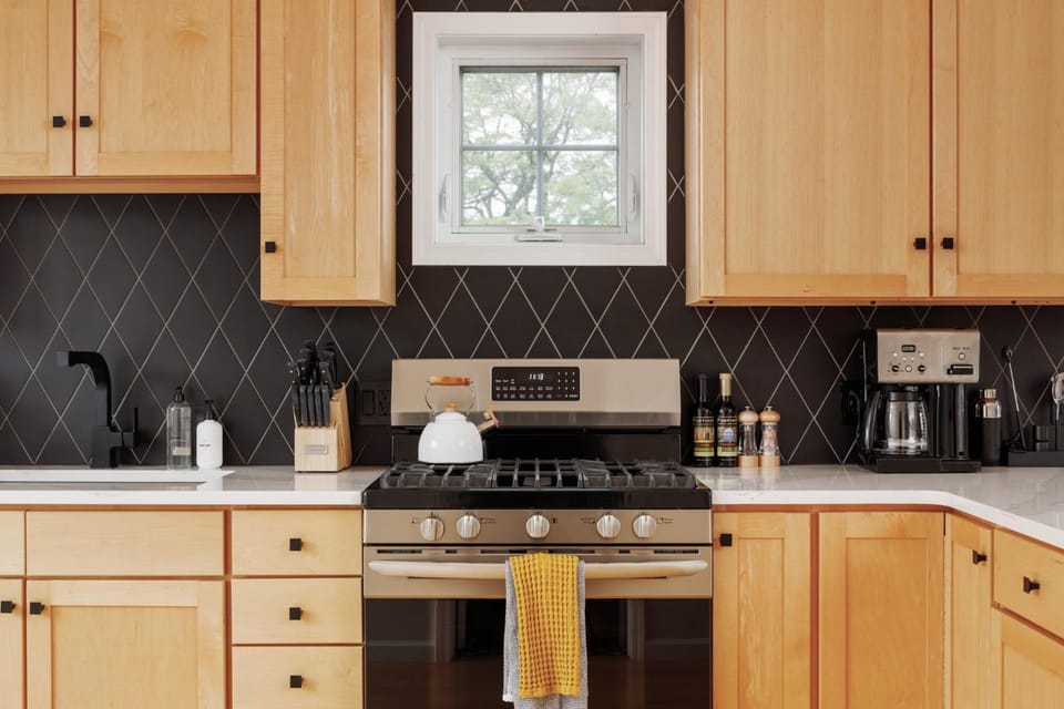 Coffee/tea facilities, Kitchen or kitchenette, pet friendly, stove