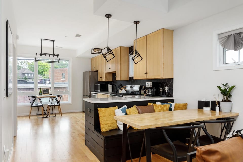 Kitchen or kitchenette, Dining area