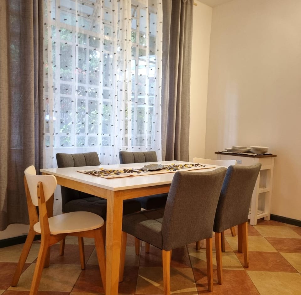 Seating area, Dining area