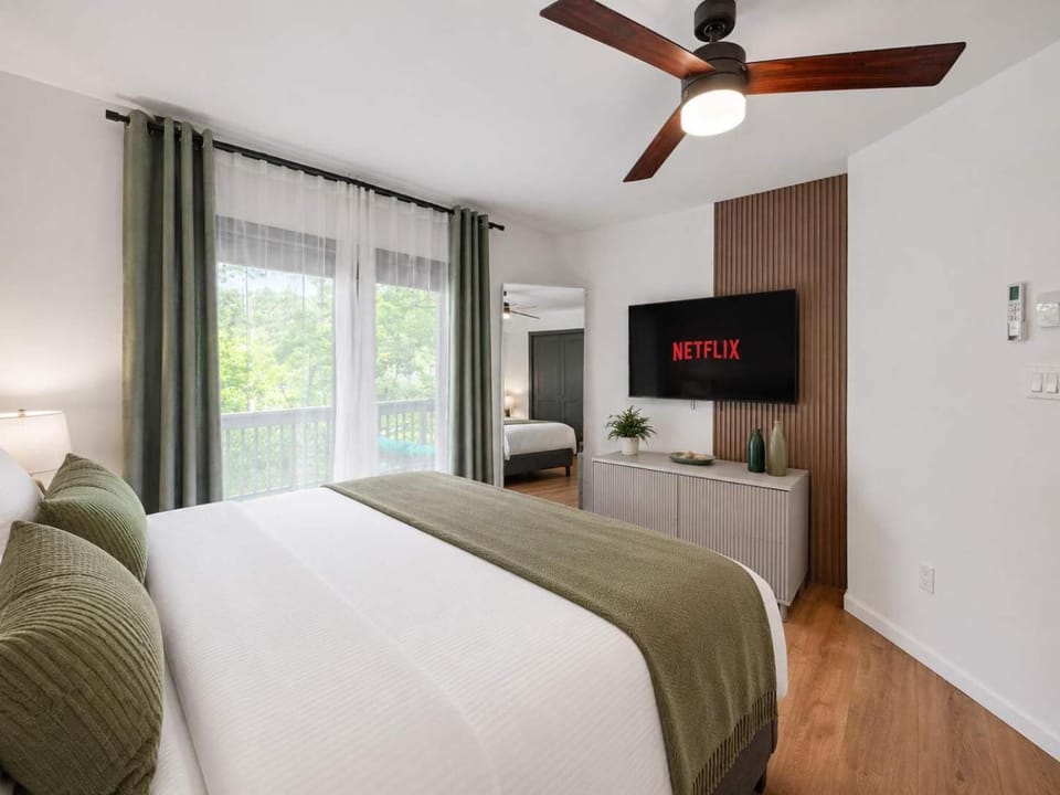 Spacious Waterfront Mansion wHot tubPoolTable House in Stroud Township