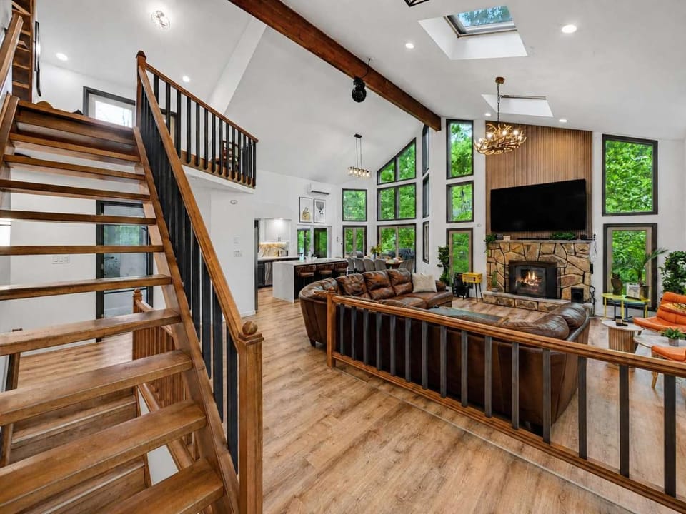 Spacious Waterfront Mansion wHot tubPoolTable House in Stroud Township