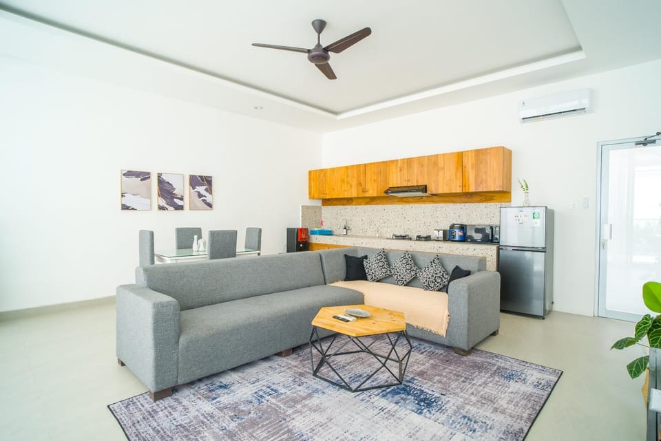 Kitchen or kitchenette, Living room, Seating area, Dining area