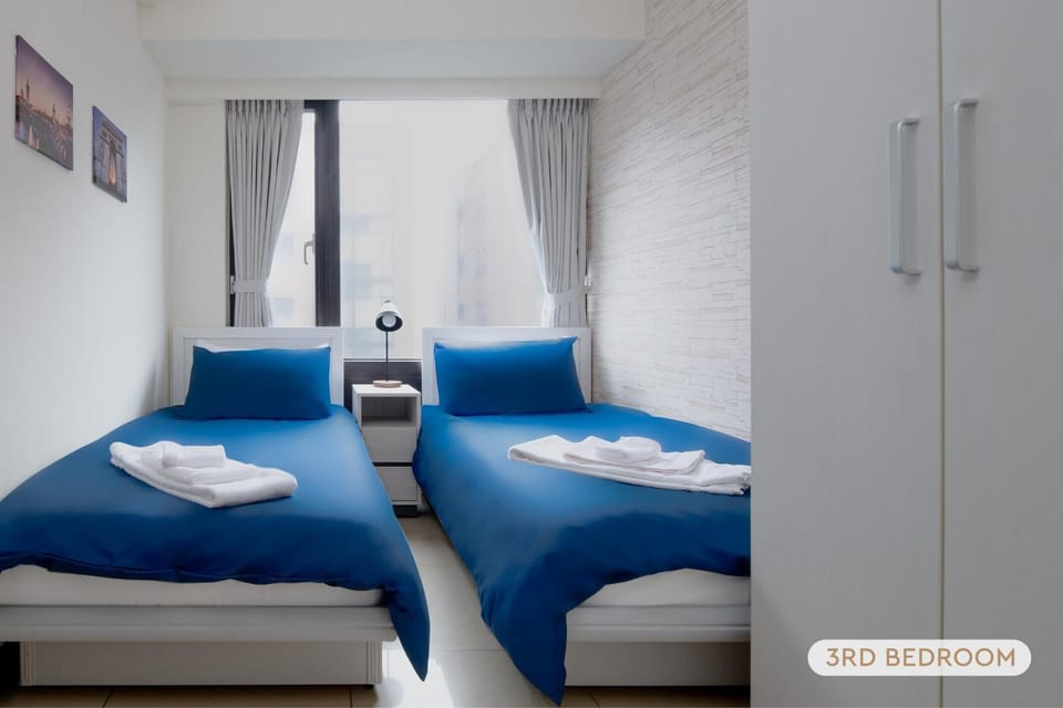 Bed, Photo of the whole room, Bedroom, towels, wardrobe