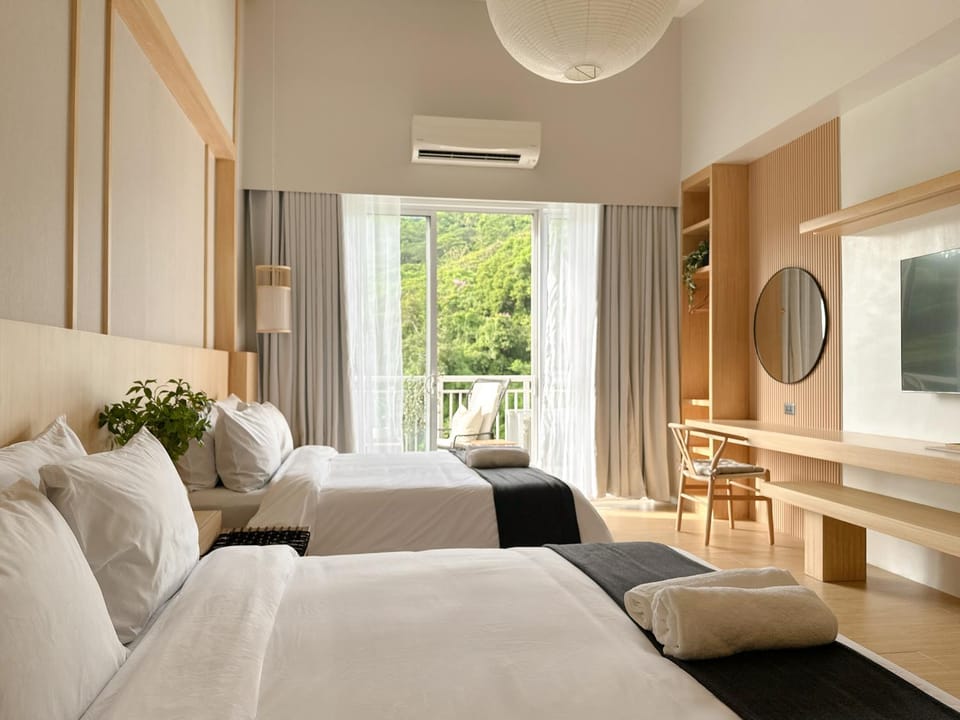 Bed, TV and multimedia, Photo of the whole room, Seating area, Bedroom, towels, air conditioner