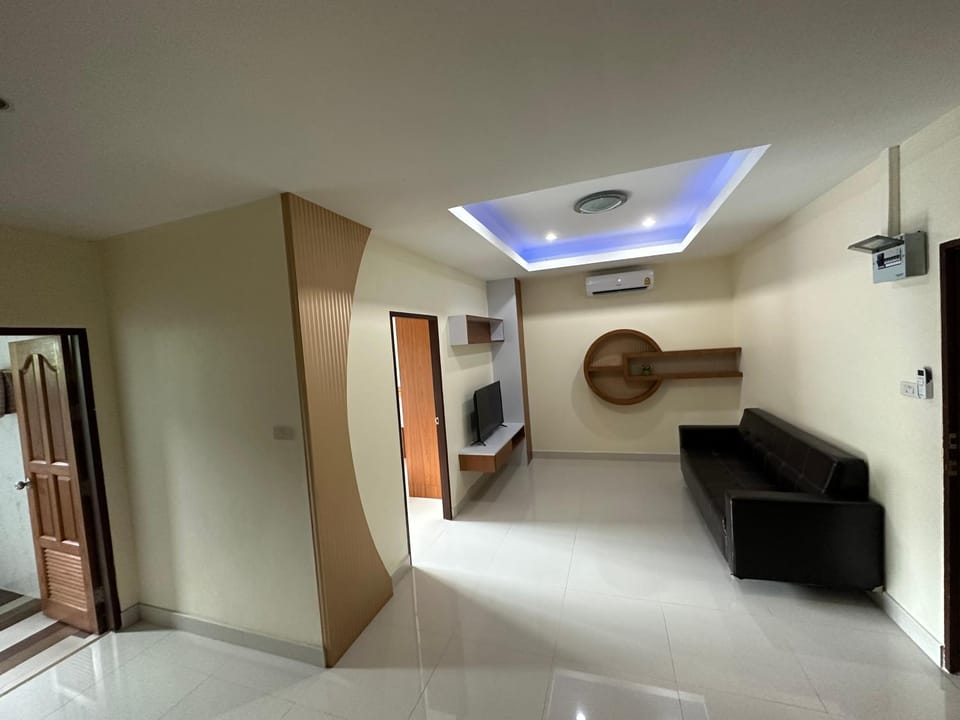 Communal lounge/ TV room, TV and multimedia, Living room, Seating area, air conditioner