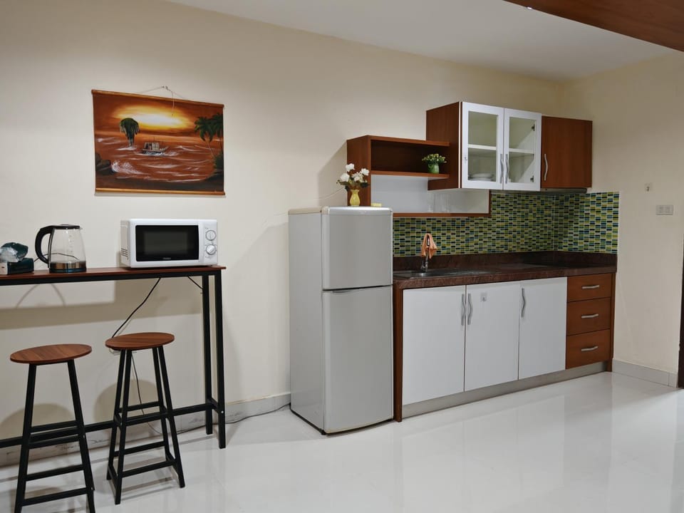 Kitchen or kitchenette, Dining area, microwave, pet friendly, stove, kitchen