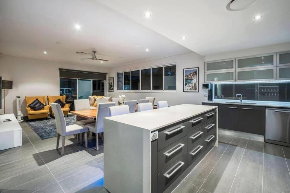 Large Spacious 4BR4B Surfers Villa with Pool 1 House in Surfers Paradise