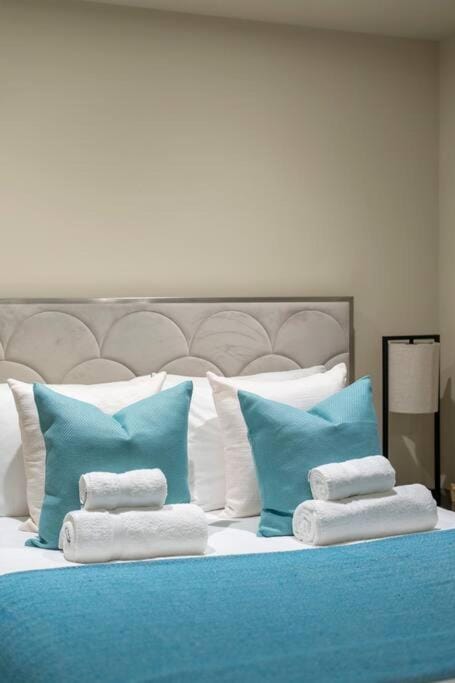Garden Haven Luxe 1BR 1BA Chigwell Retreat CHCL F1 Apartment in Ilford