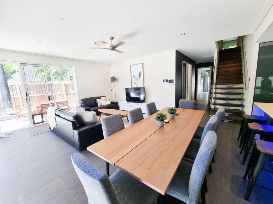 Stylish Surfers Paradise Haven 4BR4B Stunning Pool 2 Villa in Surfers Paradise