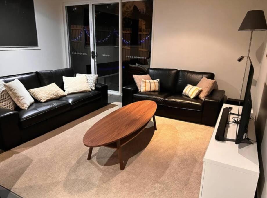 Stylish Surfers Paradise Haven 4BR4B Stunning Pool 2 Villa in Surfers Paradise
