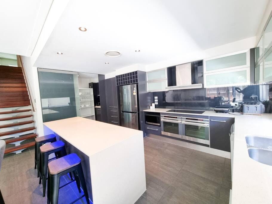 Stylish Surfers Paradise Haven 4BR4B Stunning Pool 2 Villa in Surfers Paradise