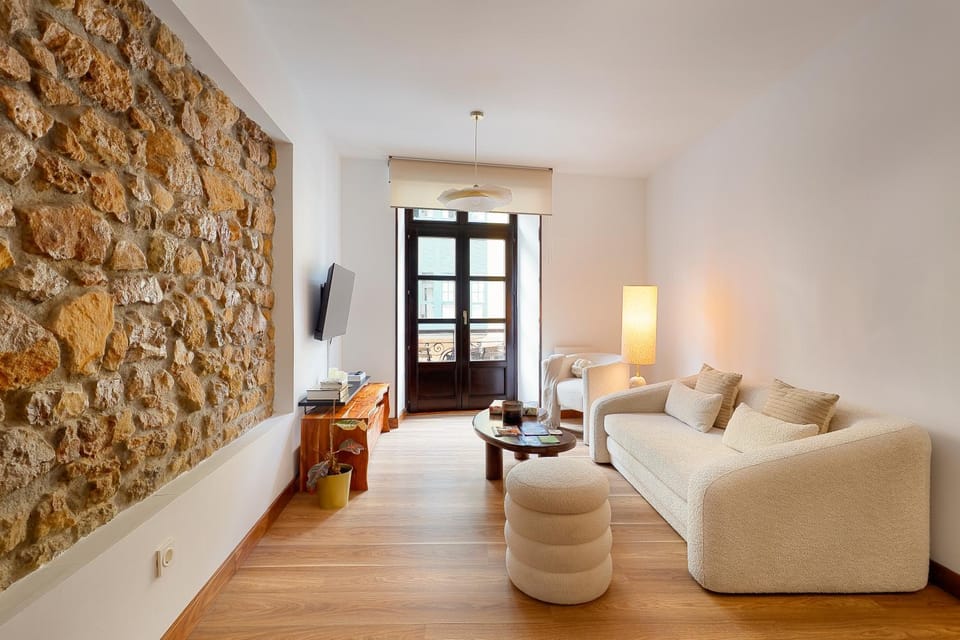 TV and multimedia, Balcony/Terrace, Living room, Animals, internet