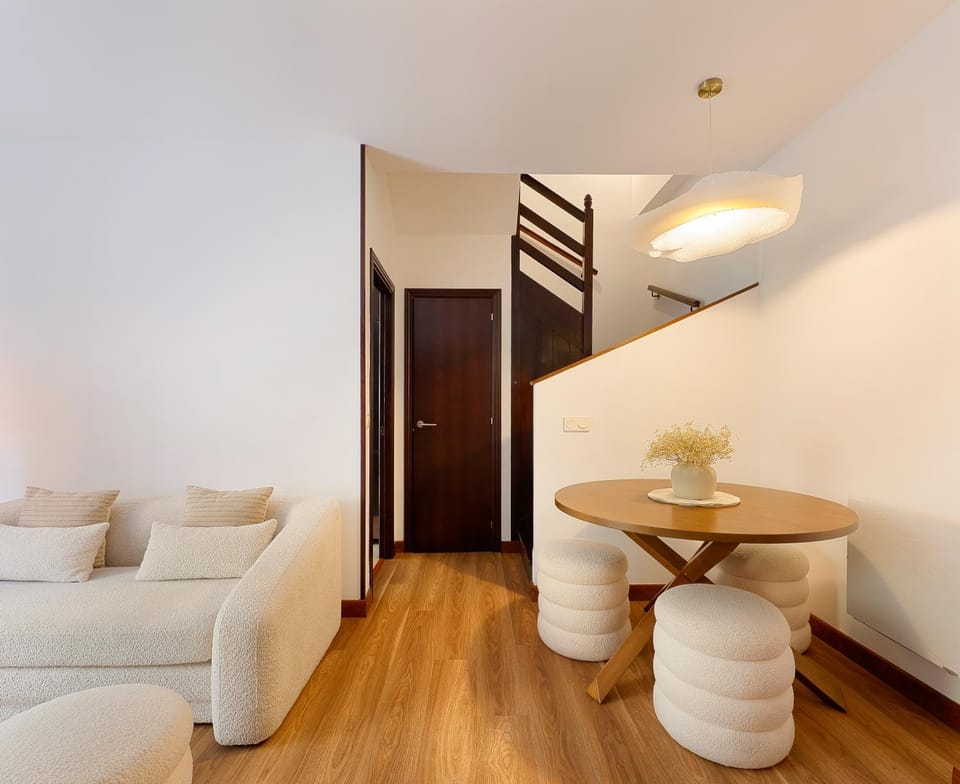 Bed, Dining area, Animals, internet