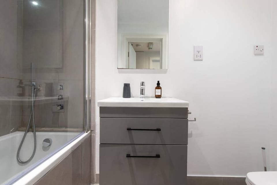 Elevated Elegance 1BR 1BA Flat in Wellmeadow Rd 65B Apartment in London Borough of Lewisham