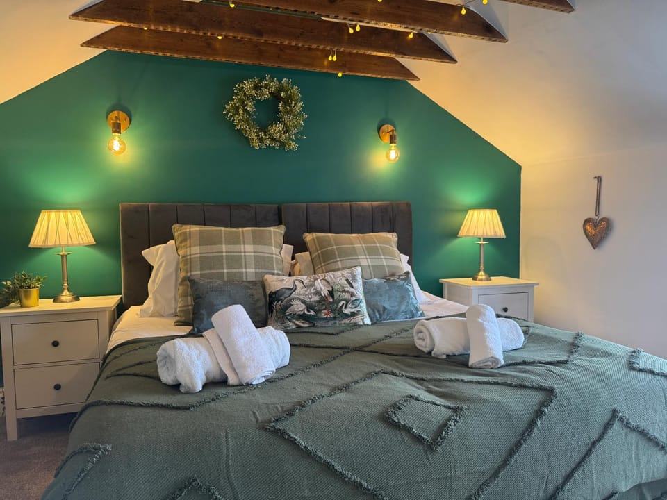 Bed, Bedroom, towels