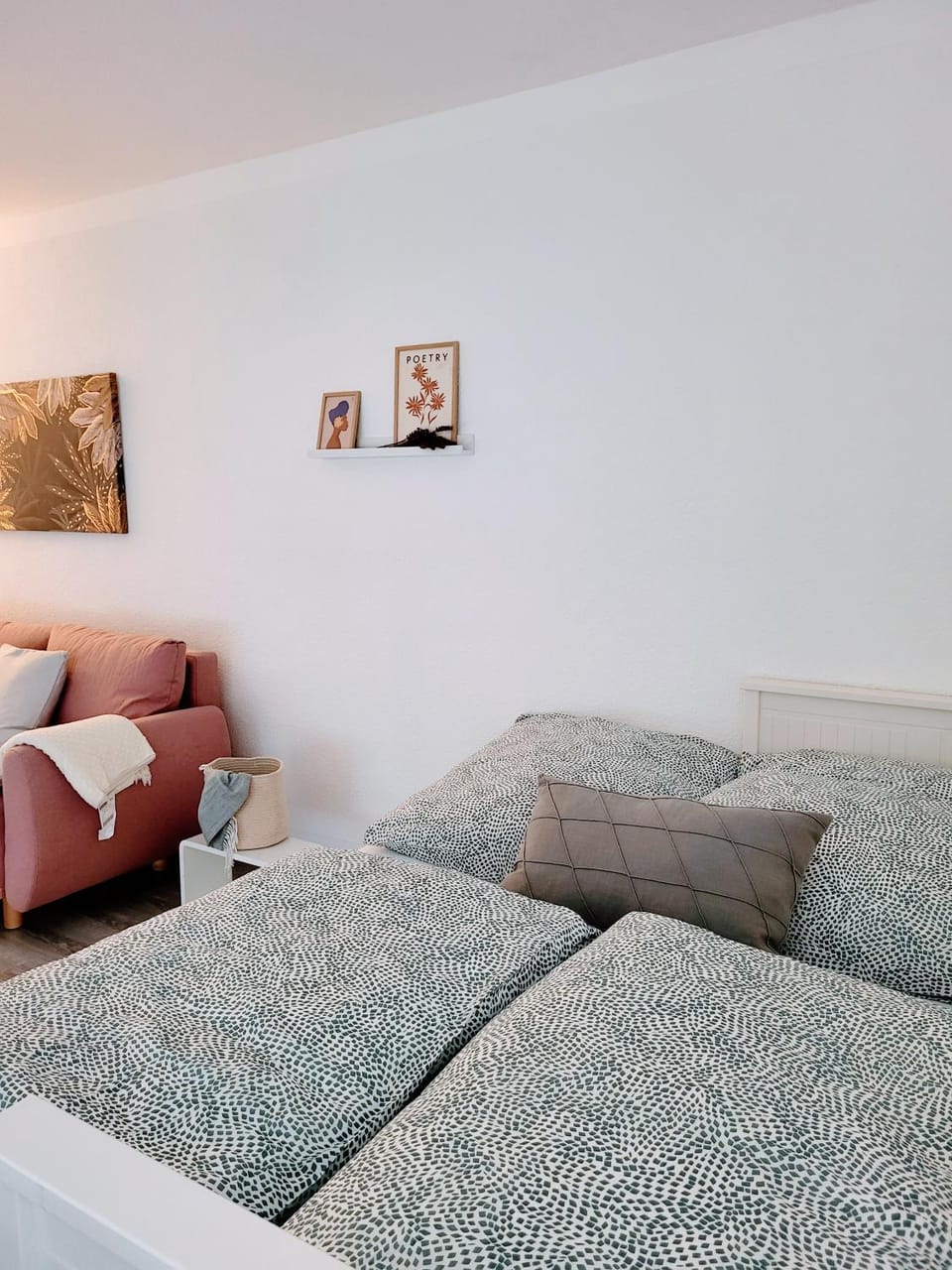 Bed, Living room