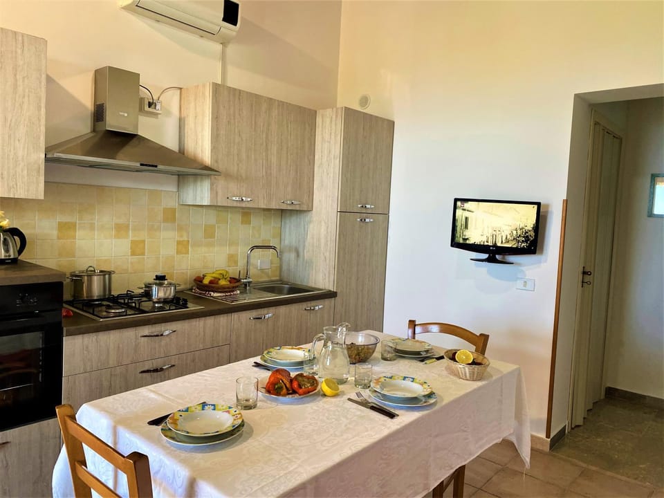 Kitchen or kitchenette, Dining area, minibar, pet friendly, stove