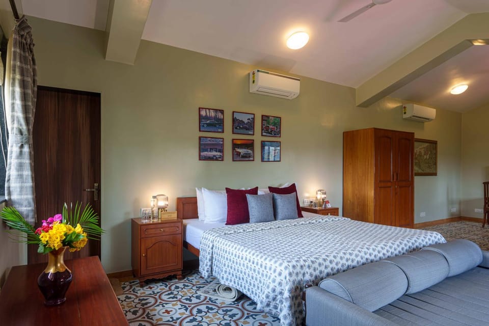 Photo of the whole room, Bedroom, wardrobe, air conditioner