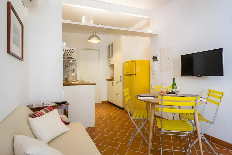 Communal lounge/ TV room, TV and multimedia, Lunch