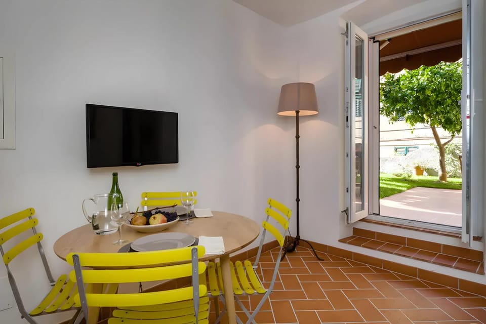 Communal lounge/ TV room, TV and multimedia, Garden view, Lunch