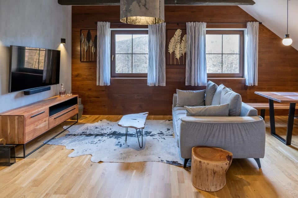 TV and multimedia, Living room, Seating area, Evening entertainment