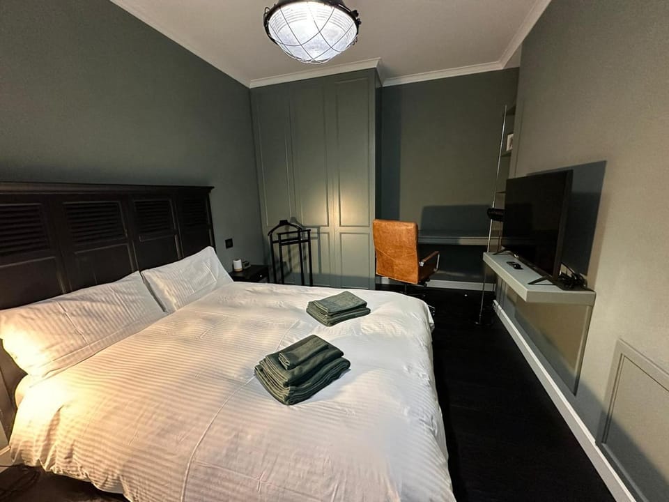 Bed, TV and multimedia, Photo of the whole room, Bedroom, hair dresser, towels, wardrobe