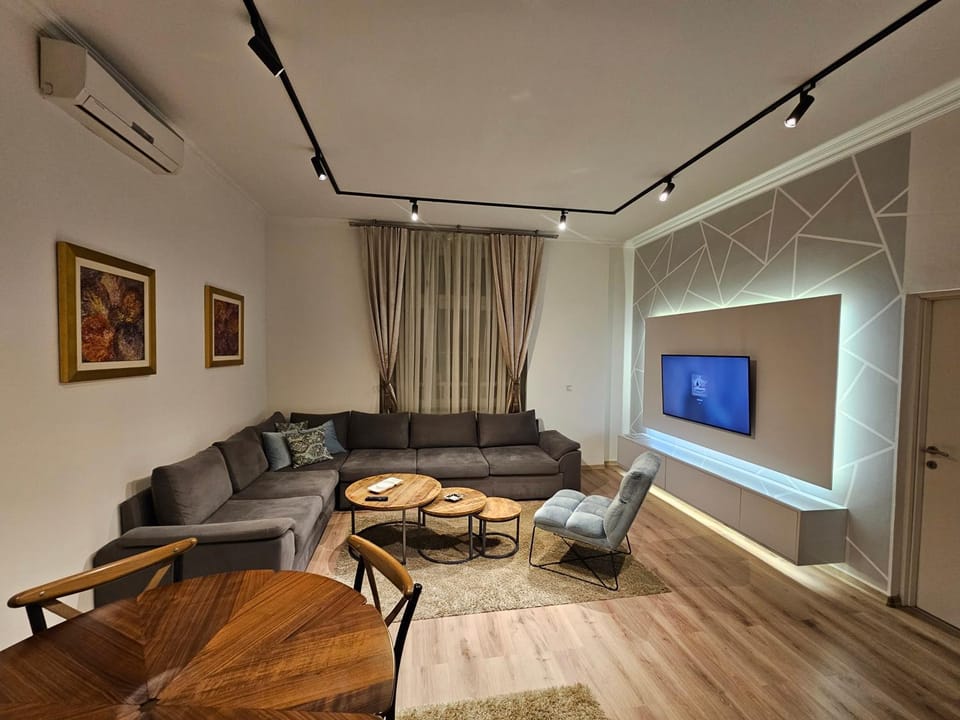 TV and multimedia, Living room, Seating area, air conditioner