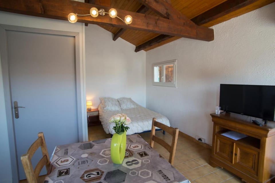 Bed, TV and multimedia, Photo of the whole room, Dining area, Bedroom