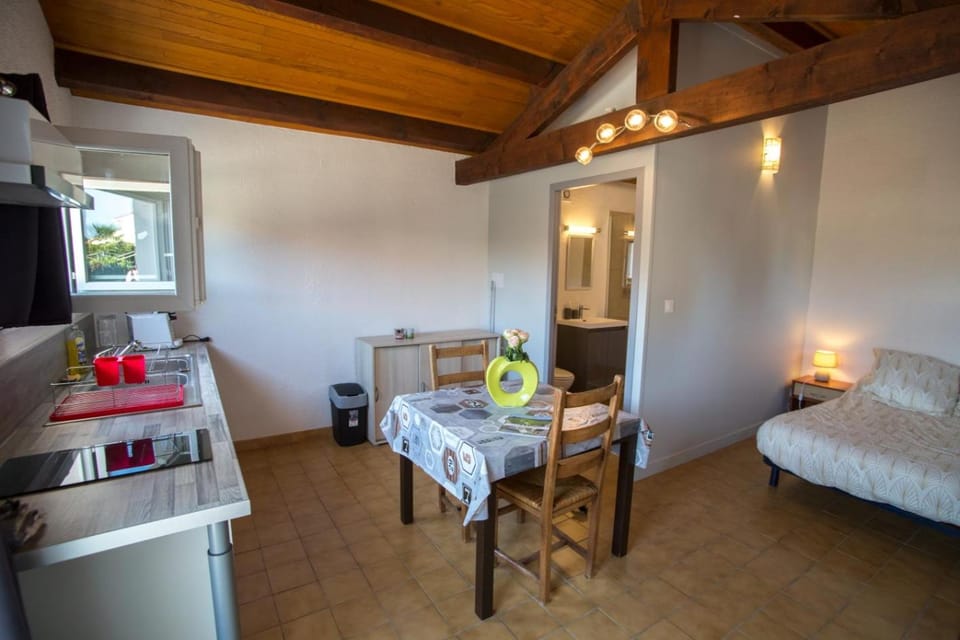 Kitchen or kitchenette, Seating area, Dining area, pet friendly, stove